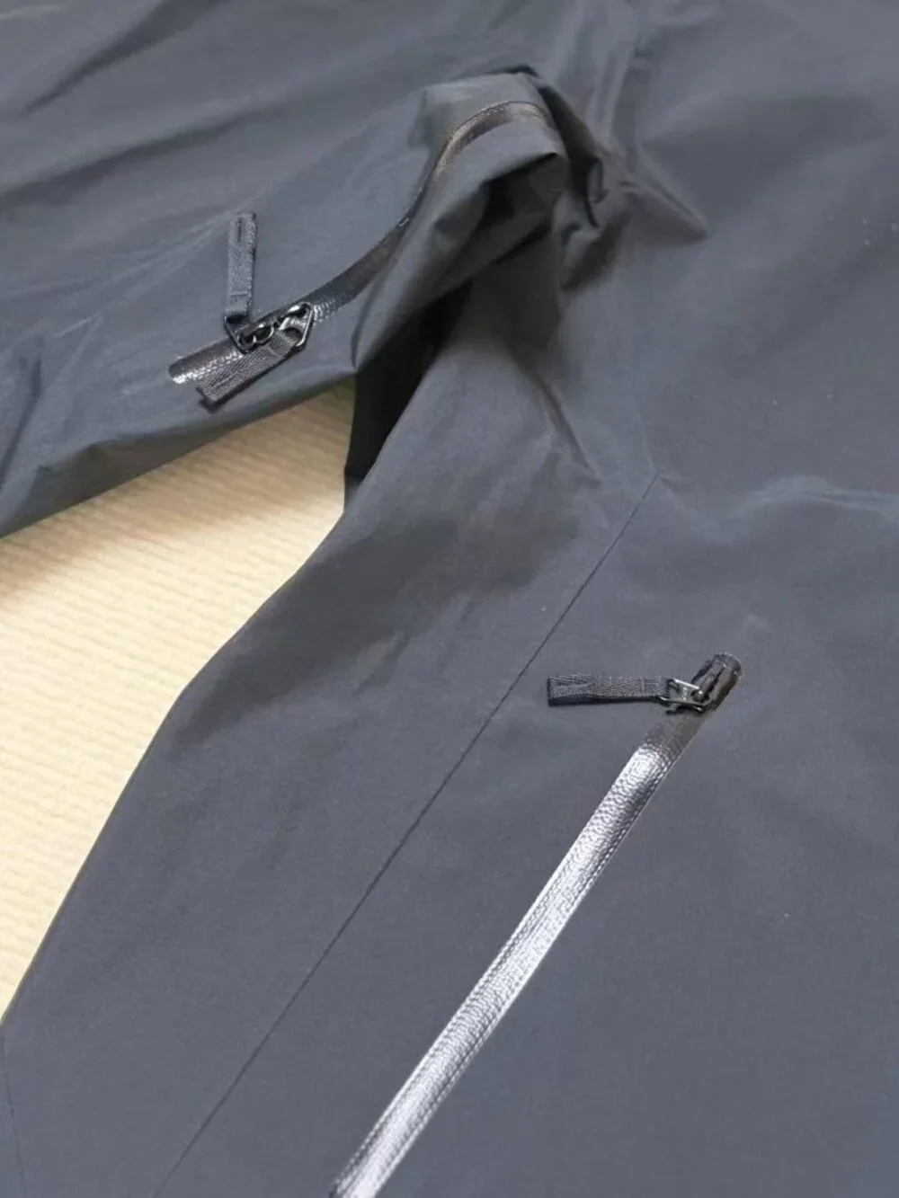 Arc'teryx Beta Series Black Hooded Hardshell Jacket, Size L. - Picture 5 of 6